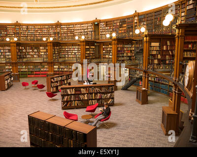 Liverpool Central Library. Picton Sala Lettura, tradizionale interno della libreria di riferimento Foto Stock