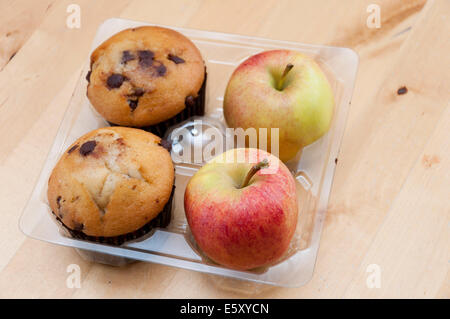 Muffin sostituito con le mele per illustrare snack sani a mangiare. Foto Stock