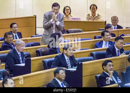 Bangkok, Bangkok, Thailandia. 8 Ago, 2014. Il neo eletto Presidente dell'Assemblea nazionale legislativa (NLA) PORNPETCH WICHITCHOLCHAI sta per ringraziare i membri dell'NLA dopo che egli è stato eletto all unanimità il venerdì. Il Thai Assemblea nazionale legislativa (NLA) incontrato venerdì presso l'edificio Parlimanet a Bangkok per eleggere la leadership legislativa. L'NLA è stato nominato dalla giunta Thai, chiamato formalmente il consiglio nazionale per la pace e l'ordine (NCPO), e si suppone che alla guida della Thailandia torna al governo civile dopo un colpo di stato militare ha rovesciato il governo eletto in Maggio. Ci sono 197 membri dell'NLA. Me Foto Stock