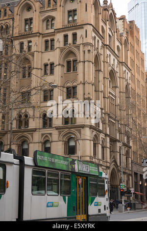 Vecchio edificio e il tram su Collins Street Melbourne Foto Stock