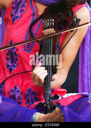 Le mani di un musicista con il violino elettrico Foto Stock