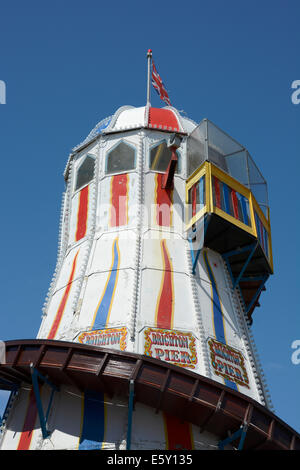 Helter Skelter scorrere sul molo di Brighton Seafront. East Sussex. Inghilterra Foto Stock