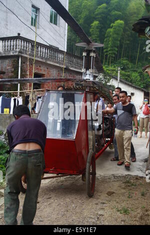 Dexing, Cina. Il 7 agosto, 2014. Agosto 07: Jiang Changgen si prepara per la prova di volo a Dajia village il 7 agosto 2014 in Dexing, Jiangxi provincia della Cina. Il 52-anno-vecchio Changgen Jiang ha trascorso due anni e 100.000 yuan (16,200 USD) rendendo il coassiale elicottero. L'elicottero è lunga 4 metri, 2,65 metri di altezza e pesa 900 kg. La sua lama del rotore è di 8 metri di lunghezza. Jiang ha cercato più di dieci minuti, ma non vi riuscì. Credito: SIPA Asia/ZUMA filo/Alamy Live News Foto Stock