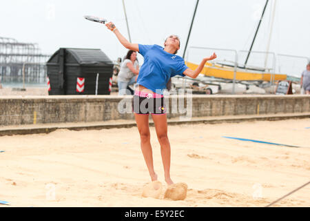 Campo da Beach Volley, Kings Arches, Brighton Beach, Brighton, East Sussex, REGNO UNITO. Esercitazione per i concorrenti ai campionati europei di Beach Tennis, Brighton Seafront, Brighton, East Sussex, Regno Unito. Questa immagine presenta un giocatore italiano. 8 agosto 2014. David Smith/Alamy Live News Foto Stock