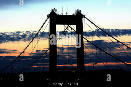 Il sole tramonta oltre il ponte Tamar del Devon e Cornwall border Plymouth. Foto Stock