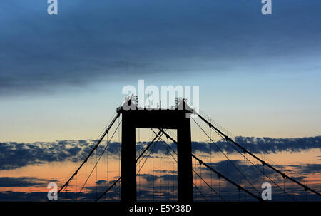 Il sole tramonta oltre il ponte Tamar del Devon e Cornwall border Plymouth. Foto Stock