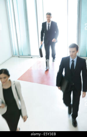 I professionisti che arrivano per un altro giorno di lavoro Foto Stock