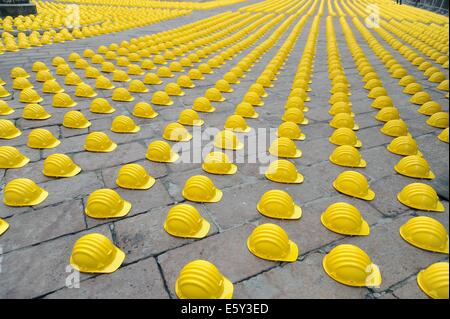 Milano, Italia, protesta degli operai della costruzione contro la crisi economica e la disoccupazione di fronte alla vecchia borsa Foto Stock