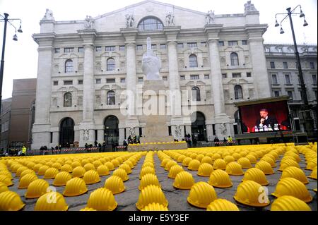 Milano, Italia, protesta degli operai della costruzione contro la crisi economica e la disoccupazione di fronte alla vecchia borsa Foto Stock