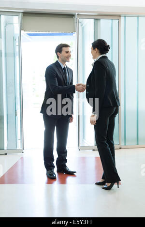 Business Associates stringono le mani Foto Stock