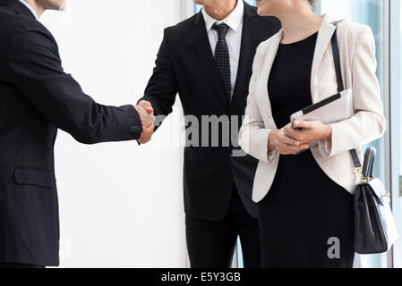 Business Associates stringono le mani Foto Stock