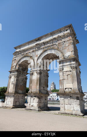 Arco di Germanico in Saintes con la Cattedrale di San Pietro. Foto Stock