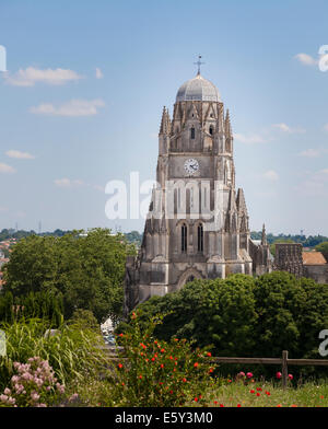 La Cattedrale di San Pietro a Saintes visto sopra i tetti. Foto Stock