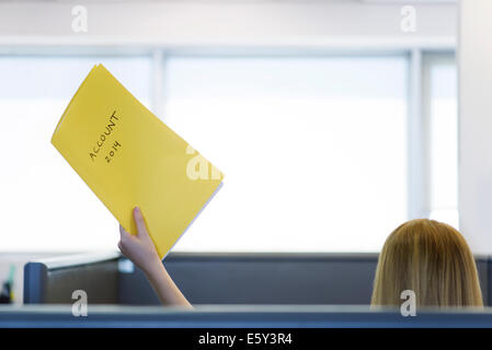 Ragioniere in office di consegnare la cartella di file al di fuori della cornice di associare Foto Stock