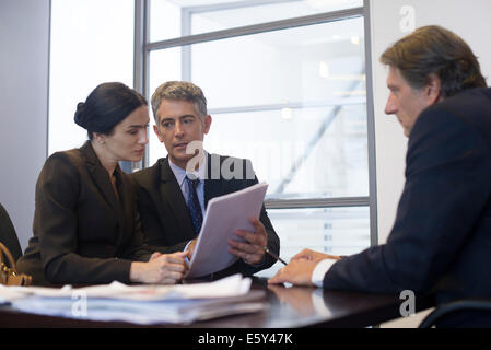 Riunione aziendale, business associates revisione di contratto Foto Stock