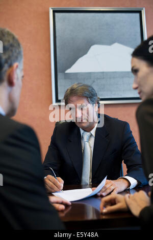 Business meeting, associa guarda come imprenditore documento segni Foto Stock