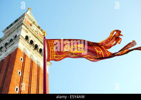 Serenissima bandiera e San Marco torre a Venezia, Italia Foto Stock