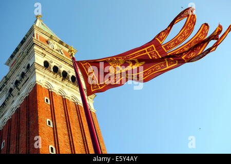 Serenissima bandiera e San Marco torre a Venezia, Italia Foto Stock