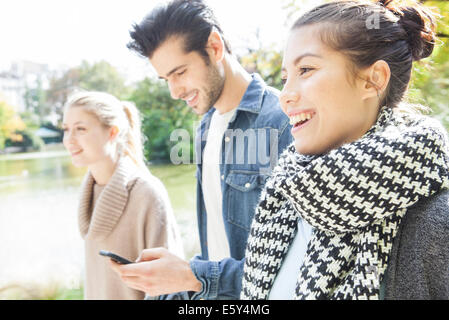 I turisti utilizzando mobile app per le direzioni Foto Stock