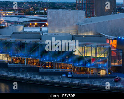 Panorama di Salford Quays e il Lowry Theatre di Manchester, Regno Unito al crepuscolo, girato dalla parte superiore del Quay West. Foto Stock