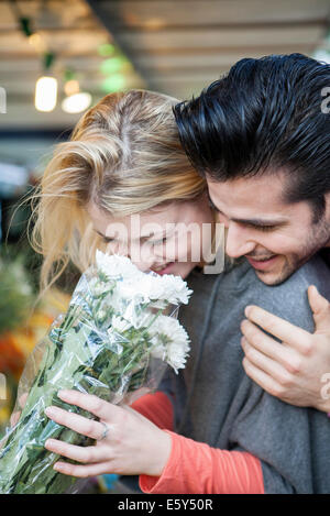 L uomo vuole girlfiend con regalo a sorpresa di fiori Foto Stock