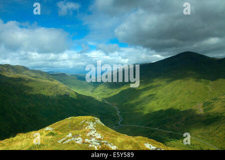 Glen Kinglas da Beinn un Lochain, Arrochar Alpi, Argyll & Bute Foto Stock