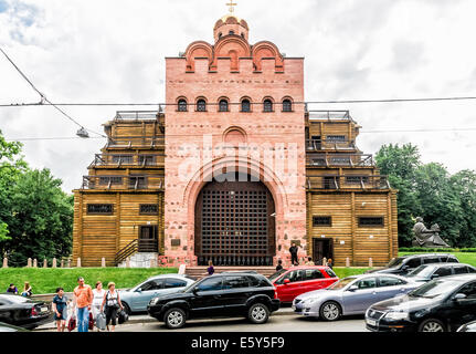 KIEV, UCRAINA - 15 giugno 2010 - Il Golden Gate di Kiev è un importante punto di riferimento della Kiev antico e storico gateway nell'ANC Foto Stock