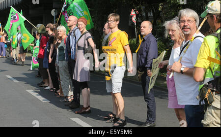 Berlino, Germania. 08 Ago, 2014. Molte persone di partecipare a una catena umana contro la generazione di energia elettrica attraverso la combustione del carbone a Berlino, Germania, 08 agosto 2014. Il 23 agosto 2014 l'activitsts desidera creare una catena umana dal Kerkwitz in Lusazia Grabice fino in Polonia. Foto: Wolfgang Kumm/dpa/Alamy Live News Foto Stock