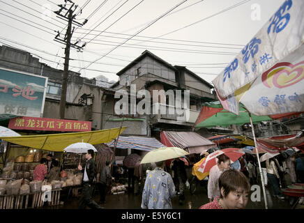 People shopping presso un locale tradizionale mercato alimentare a Shanghai in Cina Foto Stock