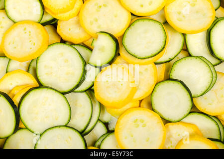 Appena raccolto estate squash affettato e pronto per cucinare Foto Stock