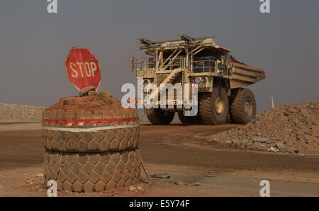 Un Hitatchi mining carrello aziona passato un segno di stop in un massiccio a cielo aperto miniera di rame nello Zambia, Africa Foto Stock