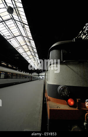 Locomotiva a Gare St Lazare stazione ferroviaria, Parigi, Francia Foto Stock