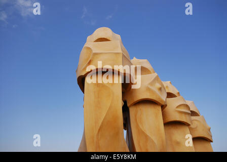 Camini surreale o sculture, sul tetto della Casa Milá o La Pedrera, di Antoni Gaudi, Barcellona, Spagna Foto Stock