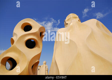 Camini surreale o sculture, sul tetto della Casa Milá o La Pedrera, di Antoni Gaudi, Barcellona, Spagna Foto Stock