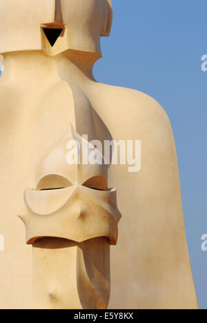 Camini surreale o sculture, sul tetto della Casa Milá o La Pedrera, di Antoni Gaudi, Barcellona, Spagna Foto Stock