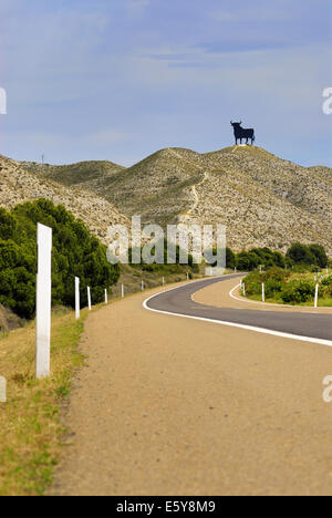 Osborne Bull cartello stradale che domina le strade spagnole come un simbolo non ufficiale, appena fuori Barcellona, Spagna Foto Stock