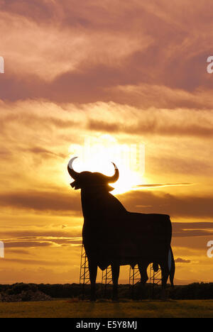 Bull cartello stradale che domina le strade spagnole come un simbolo non ufficiale, appena fuori Barcellona, Spagna Foto Stock