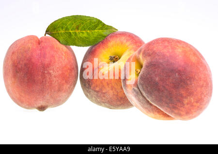 Chiudere l immagine di pesche isolato su bianco Foto Stock