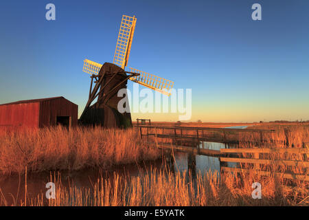 Herringfleet Windpump, Suffolk all'alba Foto Stock