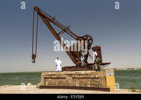 Gru che avrebbe portato in tutte le merci a San Luigi con 4 uomini prima di sparare un annuncio, San Luigi, Senegal Foto Stock