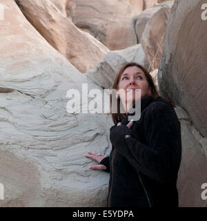 Donna in piedi vicino a scogliere, Amangiri, Canyon punto, Hoodoo Trail, Arizona-Utah, STATI UNITI D'AMERICA Foto Stock