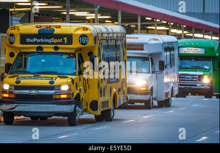 La mattina presto lineup di parcheggio autobus navetta ad Atlanta International Airport di Atlanta, Georgia, Stati Uniti d'America. Foto Stock