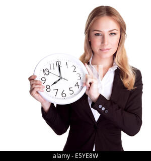 Ritratto di giovane e bella donna d'affari tenendo in mano un orologio isolato su sfondo bianco, di disciplina e di concetto puntuale Foto Stock