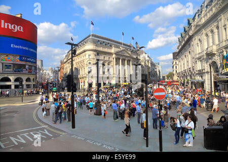 Piccadilly Circus e la statua di Eros nel West End di Londra Foto Stock
