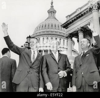 Gli astronauti Edward II bianco (L) e James McDivitt (R) CON GLI STATI UNITI VP Hubert Humphrey sui gradini di Capitol Building, USA, 1965 Foto Stock