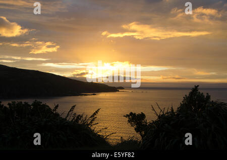 Sole che splende attraverso le nuvole nel mare, Titahi Bay, Porirua, Wellington, Isola del nord, Nuova Zelanda Foto Stock