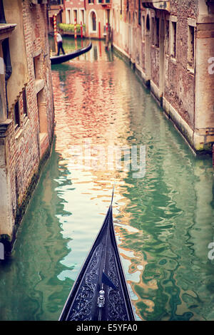 Venezia, gondola galleggiante sulla stretta strada veneziana, famosa il trasporto in laguna veneziana, viaggi e turismo concept Foto Stock
