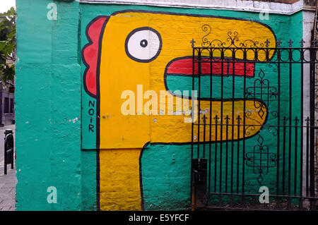 I graffiti sulla parete e il cancello di ferro in Shoreditch, Londra Foto Stock