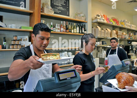 Lavoratori a forno rustico in Larkspur attendere sui clienti Foto Stock