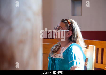 Tucson, Arizona, Stati Uniti. 8 Ago, 2014. ROSA ROBLES LORETO, documentate madre di due che ha vissuto a Tucson, in Arizona per quasi un decennio, ha preso il santuario di Southside Chiesa Presbiteriana di Tucson in Arizona dopo l immigrazione e dogane Esecuzione ordinata il suo distacco a seguito di un traffico 2010 stop. Secondo il suo avvocato, incontra il 2011 Norme di ghiaccio di clemenza. Southside Presbyterian iniziato il trend nazionale della chiesa-sponsorizzato santuari negli anni ottanta e Loreto è la seconda persona questo anno a prendere santuario nella Chiesa. Lei rimarrà fino a quando lei è eithe Foto Stock